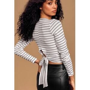 NYTT black and white striped crop back tie shirt